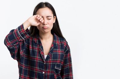 Kenali Bahaya Mengucek Mata, dari Alergi hingga Retina Robek