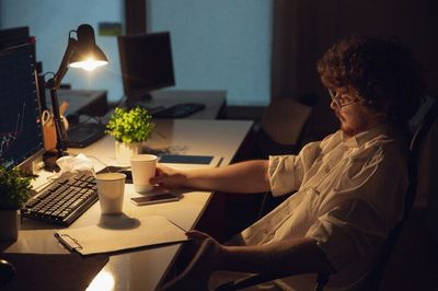 Kerja Shift Malam Bisa Picu Risiko Jantung? Coba Atur Jam Makan untuk Hindarinya