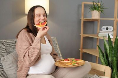 Amankah Makan Junk Food saat Hamil? Ini Penjelasannya