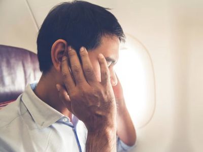 Kenapa Telinga Sakit Saat di Pesawat? Ini Penyebab dan Cara Mengatasinya