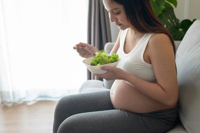 4 Jenis Makanan yang Harus Dihindari Ibu Hamil hingga Risikonya