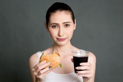 Pernahkah Makan sambil Minum Soda? Ini Bahaya yang Akan Mengintai