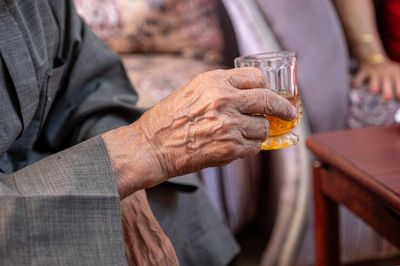 5 Risiko Baru Minum Alkohol di Usia Paruh Baya Dibandingkan dengan Usia Muda