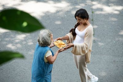 5 Manfaat Berbuat Baik untuk Kesehatan Mental yang Jarang Diketahui