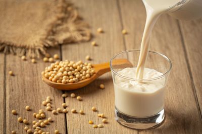 7 Manfaat Susu Kedelai untuk Kesehatan yang Kamu Harus Tahu, Perlambat Penuaan Dini!