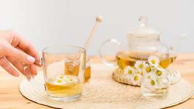 7 Manfaat Luar Biasa Teh Chamomile untuk Tubuh dan Pikiran