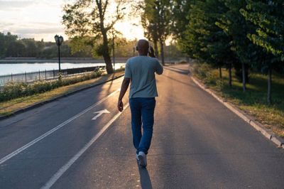 5 Hal yang Sebaiknya Dihindari Sebelum Jalan Pagi, Apa Saja?