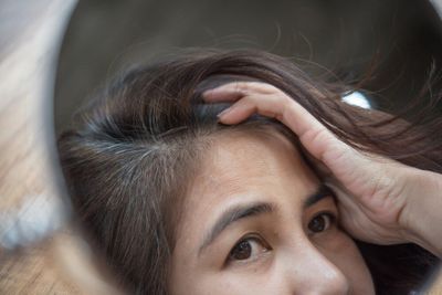 5 Tips Alami untuk Mencegah Uban di Usia Muda, Apa Saja?