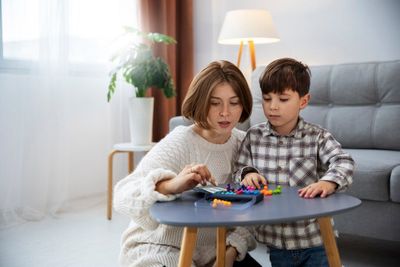 Benarkah Kepintaran Anak Diturunkan dari Ibu? Ini Fakta Ilmiahnya