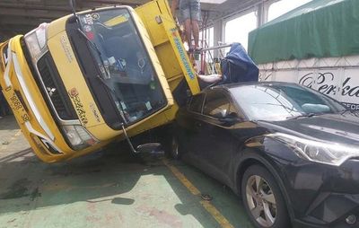 Guncangan Saat Kapal Bersandar, Truk Bergeser dan Timpa Mobil di KMP Marina Pratama