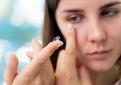 Masih Suka Ketiduran Pakai Softlens? Begini Risiko Buruknya untuk Mata