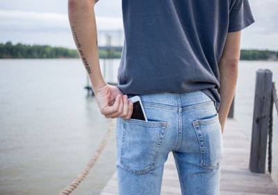 Cowok Wajib Tahu! Ini Bahaya Sering Simpan HP di Saku Celana