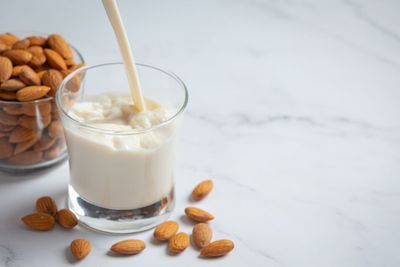 Sederet Manfaat Susu Almond, Mood Booster Favorit Gen Z Kaya Gizi!