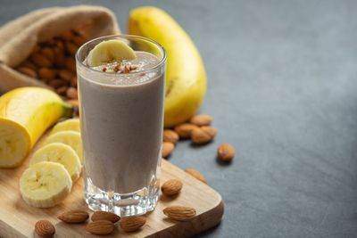 6 Manfaat Susu Almond Campur Pisang untuk Tubuh Sehat dan Bertenaga