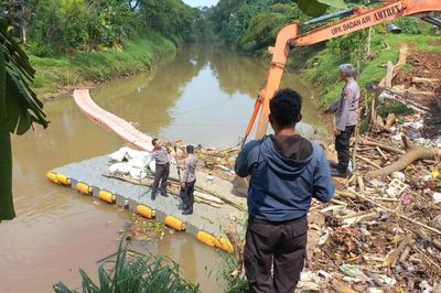 Geger Mayat Pria Ditemukan Tersangkut di Tumpukan Sampah Kali Pesanggrahan, Tubuhnya Bengkak