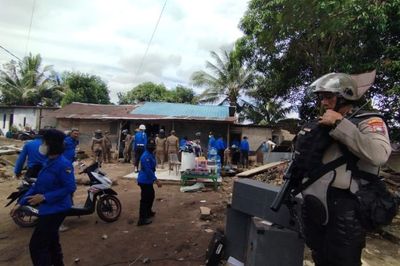 Penertiban Rumah Liar di Batam Berakhir Ricuh, Seorang Polisi Terkena Busur Panah