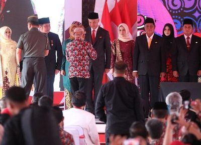 Ganjar Pranowo Raih Penghargaan Satyalencana Wira Karya karena Berhasil Turunkan Angka Stunting