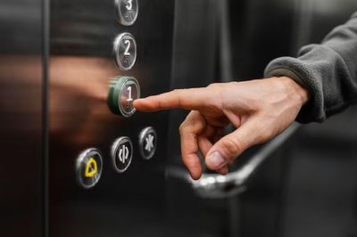 Merinding! 6 Orang Terjebak di Dalam Lift Hotel Akibat Mati Listrik di Jaksel
