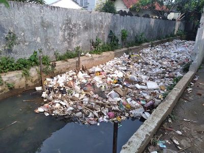 Jorok! Sampah Menumpuk di Kali Tengah Balai Kota Depok