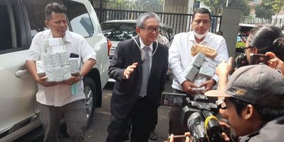 Maqdir Ismail Bawa Duit Korupsi BTS 4G Kominfo Rp27 Miliar ke Kejaksaan Agung