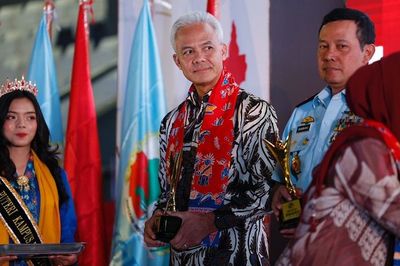 UMKM Jateng Serap 1,3 Juta Lebih Tenaga Kerja, Ganjar Terima Penghargaan Bergenggsi