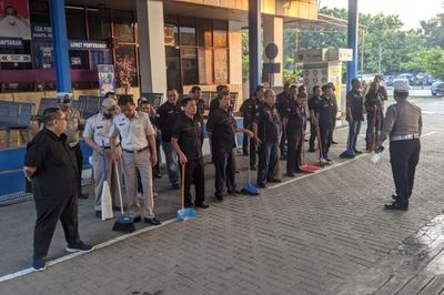 Kabagrenmin Ditlantas Polda Metro Jaya Ajak Jajarannya Ikut Kegiatan Peduli Lingkungan, Kompak Gotong Royong