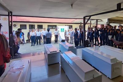 Momen Penyerahan Peti Jenazah Korban Jatuhnya Pesawat SAM Air ke Keluarga