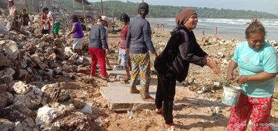 Keren! Emak-emak di Tanimbar Ikut Bantu TNI Bangun Tanggul Penahan Ombak