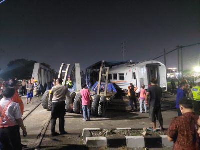 Seorang Korban Terluka dalam Insiden Kereta Tabrak Truk Tronton di Semarang, Lompat dari Kereta