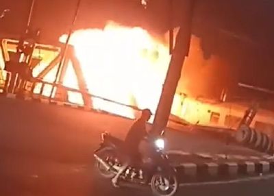 Breaking News! Kereta Tabrak Tronton Truk di Semarang hingga Meledak!