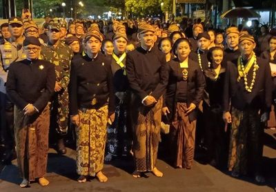Gibran Dampingi Ganjar di Kirab Malam 1 Suro di Pura Mangkunegaran Surakarta