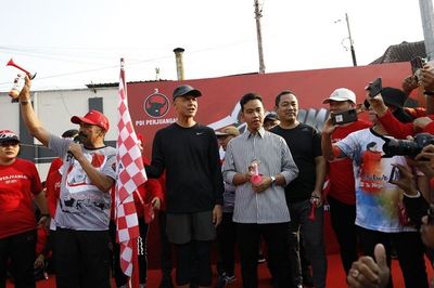 Gibran Pakai Baju Garis Hitam Putih Pemberian Ganjar saat Lakukan Pendampingan di Solo