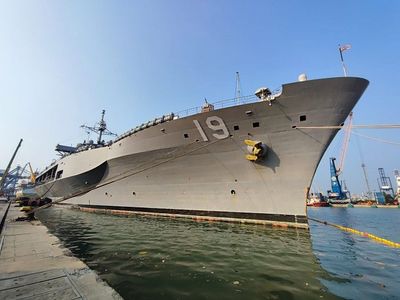 Melihat Lebih Dekat Kapal Perang USS Blue Ridge (LCC 19) yang Nyender di Priok