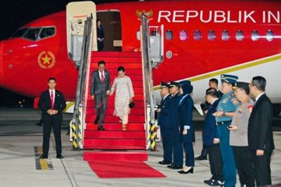Presiden Jokowi kembali ke Tanah Air Usai Lawatan ke China, Mesra Gandeng Istri Turun dari Pesawat
