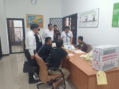 Babak Baru Kasus Thrifting Untuk Hadiah Lebaran: Mulai Persidangan