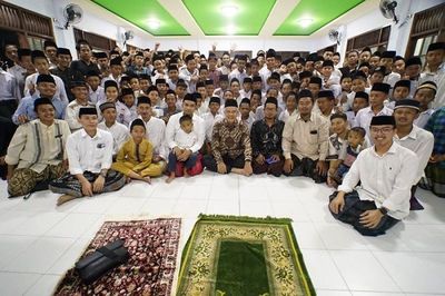 Ganjar Sowan ke Ponpes Keluarga Mbah Moen di Cirebon, Ingatkan Santri Dakwah di Dunia Digital