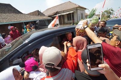 Momen Warga Boyolali Berebut Berikan Ganjar Pranowo Hasil Bumi