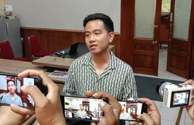 Rocky Gerung Ngaku Berteman dengan Anak Presiden Jokowi, Gibran: Aww So Sweet!