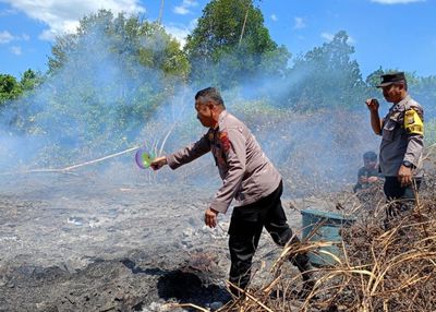 Temukan Lahan Warga Terbakar, Personel Polsek Soreang Berjibaku Padamkan Api dengan Alat Seadanya