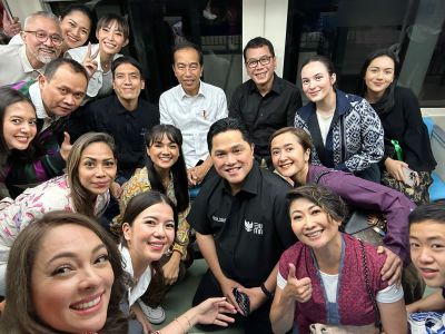 Momen Presiden Jokowi Jajal LRT dari Bekasi-Dukuh Atas Bareng Erick Thohir, Wishnutama, dan 20 Influencer