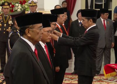 Presiden Jokowi Anugerahi Bintang Jasa ke Sejumlah Tokoh, Mulai dari Iriana Hingga Wishnutama