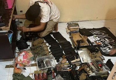 Penampakan Barang Bukti Terduga Teroris Pegawai KAI, Ada Senjata Api hingga Bendera ISIS