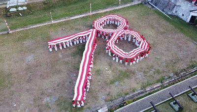 Keren! Semarak HUT RI, Siswa di Bengkulu Bentangkan Bendera Merah Putih Formasi Angka 78