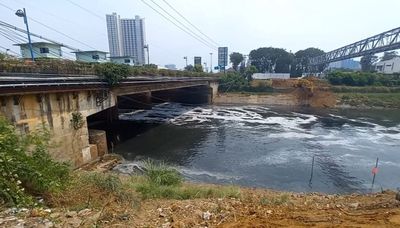Air Kali Bekasi Kembali Tercemar Limbah dari Bahan Pencucian Pewarna Tekstil: Hitam, Berbuih Putih dan Bau