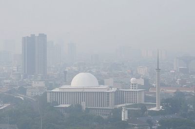 Warga DKI Diminta Aktif Sirami Lingkungannya demi Kurangi Polusi Udara di Jakarta