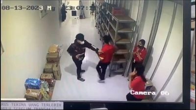Viral Aksi Perampok Todong Pegawai Minimarket di Bekasi, Polisi Turun Tangan!