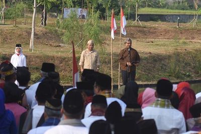 Pakai Baju Adat Yogyakarta, Anies Upacara HUT RI ke-78 di Lebak Bulus