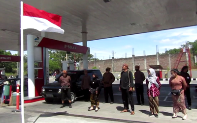 Unik! Upacara HUT RI di SPBU, Warga Rela Antre ISI BBM Demi Hormat ke Bendera Merah Putih