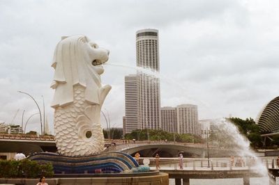 Seorang Pria WNI Dipenjara-Dicambuk Setelah Berenang ke Singapura Jadi TKI Ilegal
