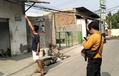 Niat Geser Kabel Listrik yang Nyangkut di Truk, Kernet Ini Malah Tersengat dan Jatuh dari Atas Truk